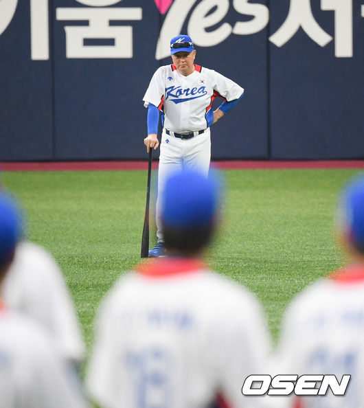 김경문 감독이 선수들의 훈련을 지켜보고 있다.  21.07.17 / soul1014@osen.co.kr