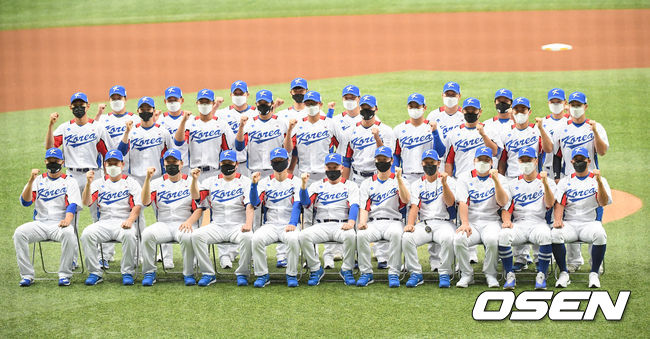 이날 훈련에 앞서 대표팀 선수들이 단체사진을 촬영하고 있다.  21.07.17 / soul1014@osen.co.kr