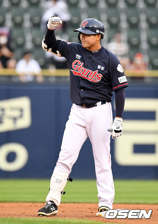 3회초 1사에서 롯데 추재현이 2루타를 날리고 세리머니를 하고 있다. 2021.06.23 /jpnews@osen.co.kr