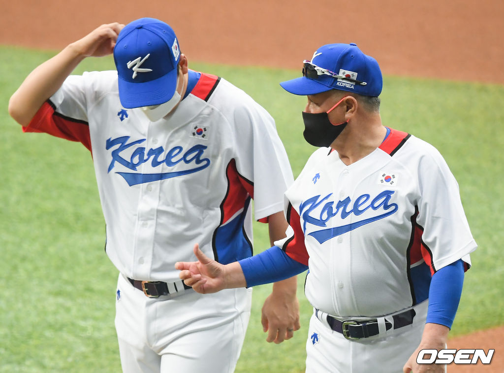17일 오후 서울 고척스카이돔에서 도쿄올림픽에 출전하는 야구대표팀의 공식훈련이 진행됐다.김경문 감독이 주장 김현수에게 이야기를 하고 있다.  21.07.17 / soul1014@osen.co.kr