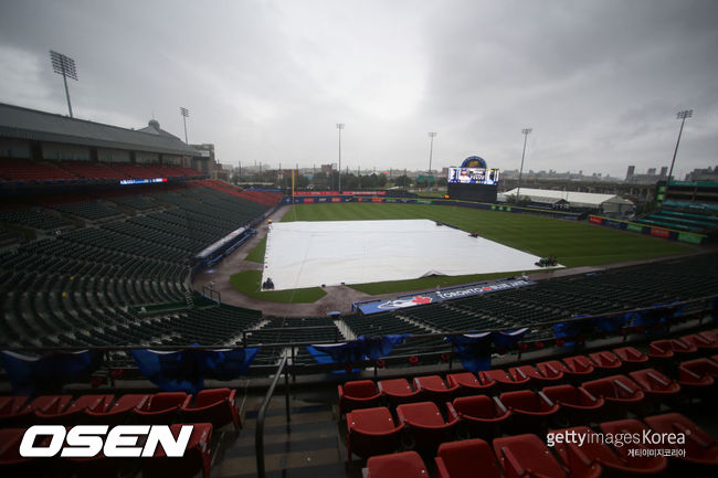 [사진] 토론토의 임시 홈구장 세일렌 필드가 18일(한국시간) 비로 인해 내야에 방수포로 덮혀 있다. ⓒGettyimages(무단전재 및 재배포 금지)