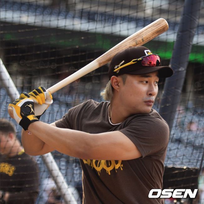 [사진] 헤어스타일을 바꾼 샌디에이고의 김하성이 경기 전 타격 연습을 하고 있는 모습. <샌디에이고 파드리스 공식 트위터 캡처>