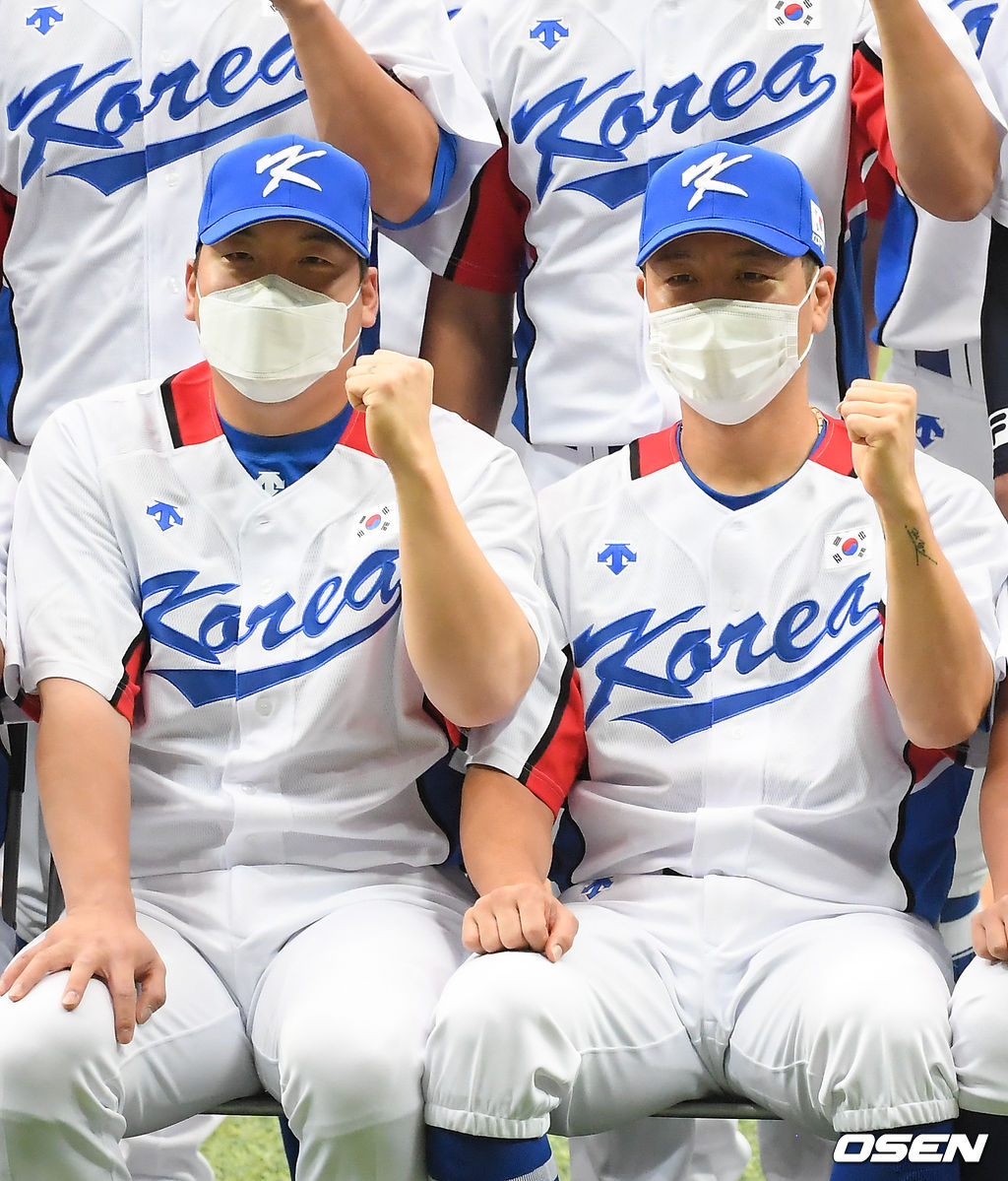 이날 훈련에 앞서 야구대표팀 김현수와 강민호가 포즈를 취하고 있다.  21.07.17 / soul1014@osen.co.kr