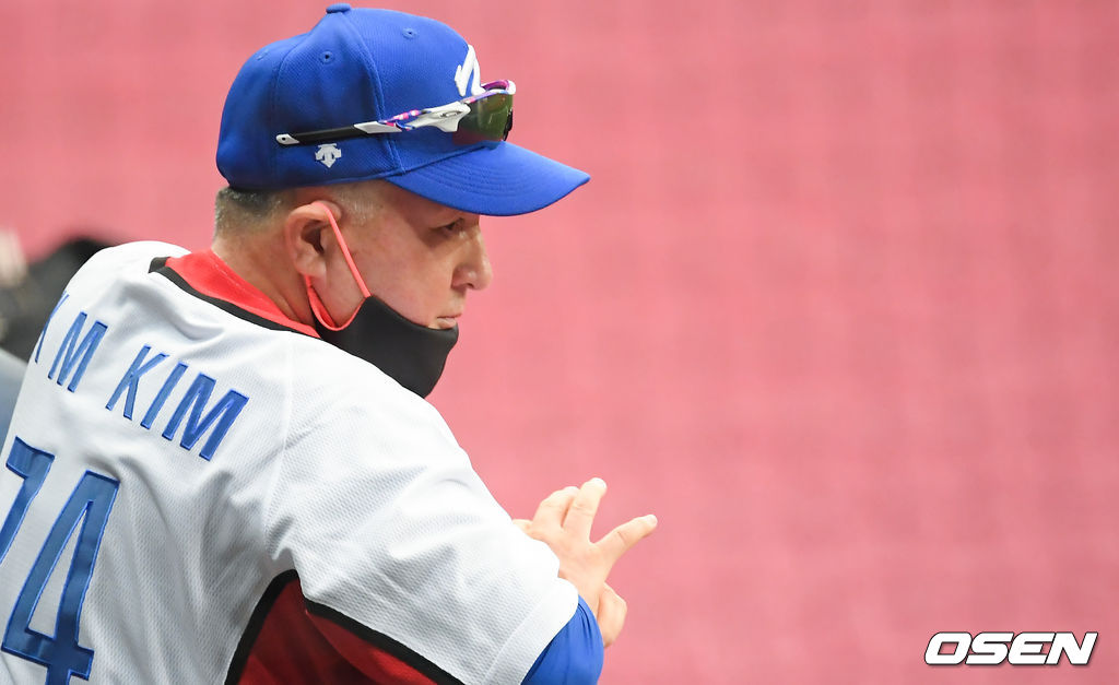 17일 오후 서울 고척스카이돔에서 도쿄올림픽에 출전하는 야구대표팀의 공식훈련이 진행됐다.김경문 감독이 선수들의 훈련을 지켜보고 있다.  21.07.17 / soul1014@osen.co.kr
