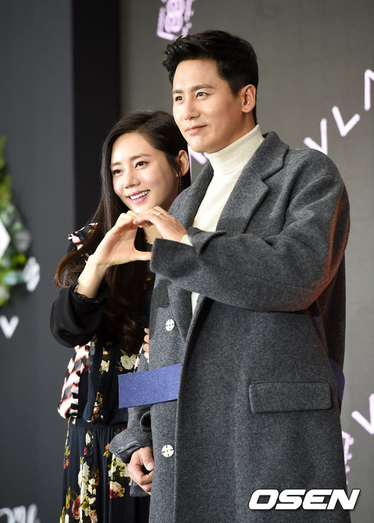 2일 오후 서울 영등포 타임스퀘어에서 열린 뷰티 브랜드 포토행사에 배우 추자현, 우효광 부부가 참석해 포즈를 취하고 있다. /jpnews@osen.co.kr