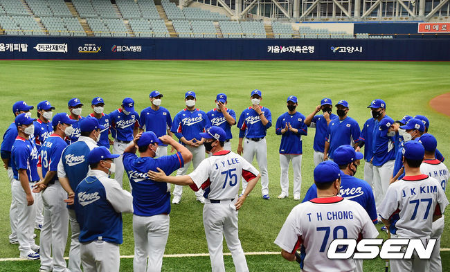 추가 발탁된 오승환이 대표팀 선수단과 인사를 나누고 있다. 2021.07.18 /jpnews@osen.co.kr