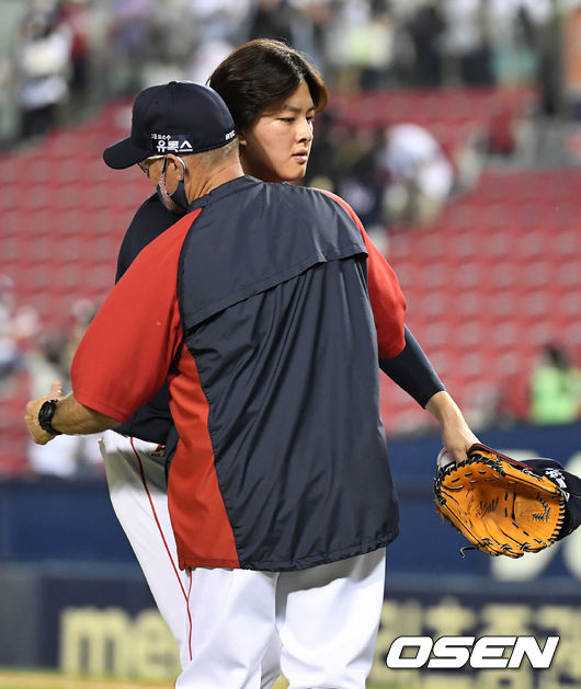 경기를 마치고 롯데 김원중이 서튼 감독과 승리를 기뻐하고 있다. 2021.06.26 /jpnews@osen.co.kr