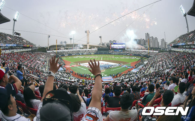 2015년 7월 18일 수원 KT위즈파크에서 열린 2015 KBO리그 올스타전, 경기에 앞서 개회가 선언되고 있다. /soul1014@osen.co.kr