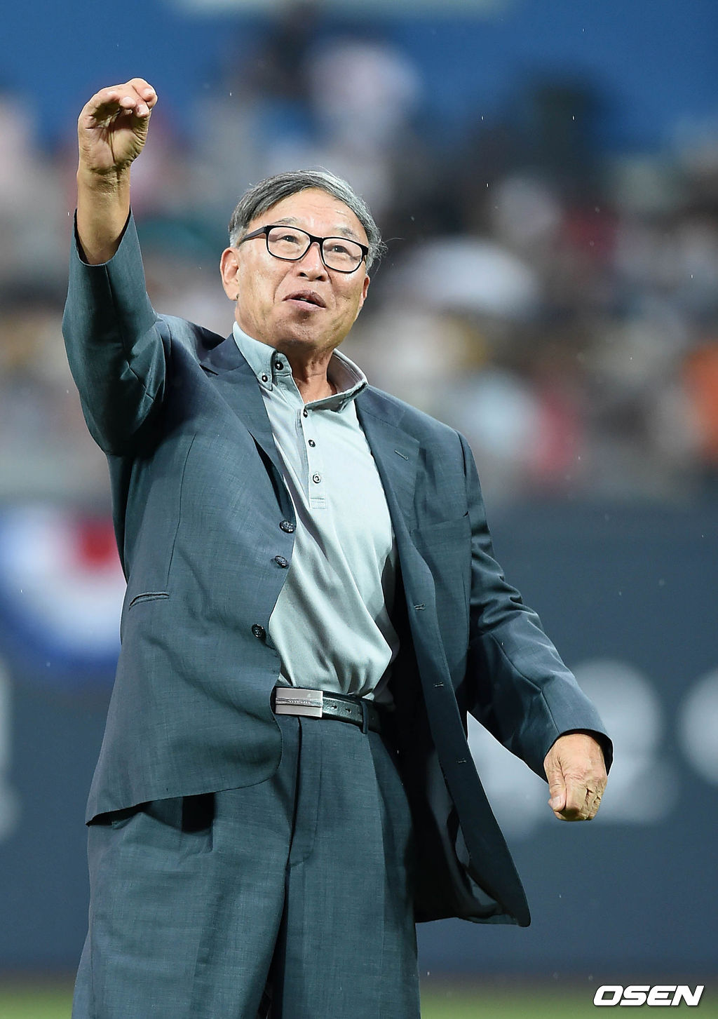 [OSEN=DB] 2015년 7월 18일 수원 KT위즈파크에서 열린 2015 KBO리그 올스타전, 경기에 앞서 김응용 전 감독이 시구를 하고 있다. /photo@osen.co.kr