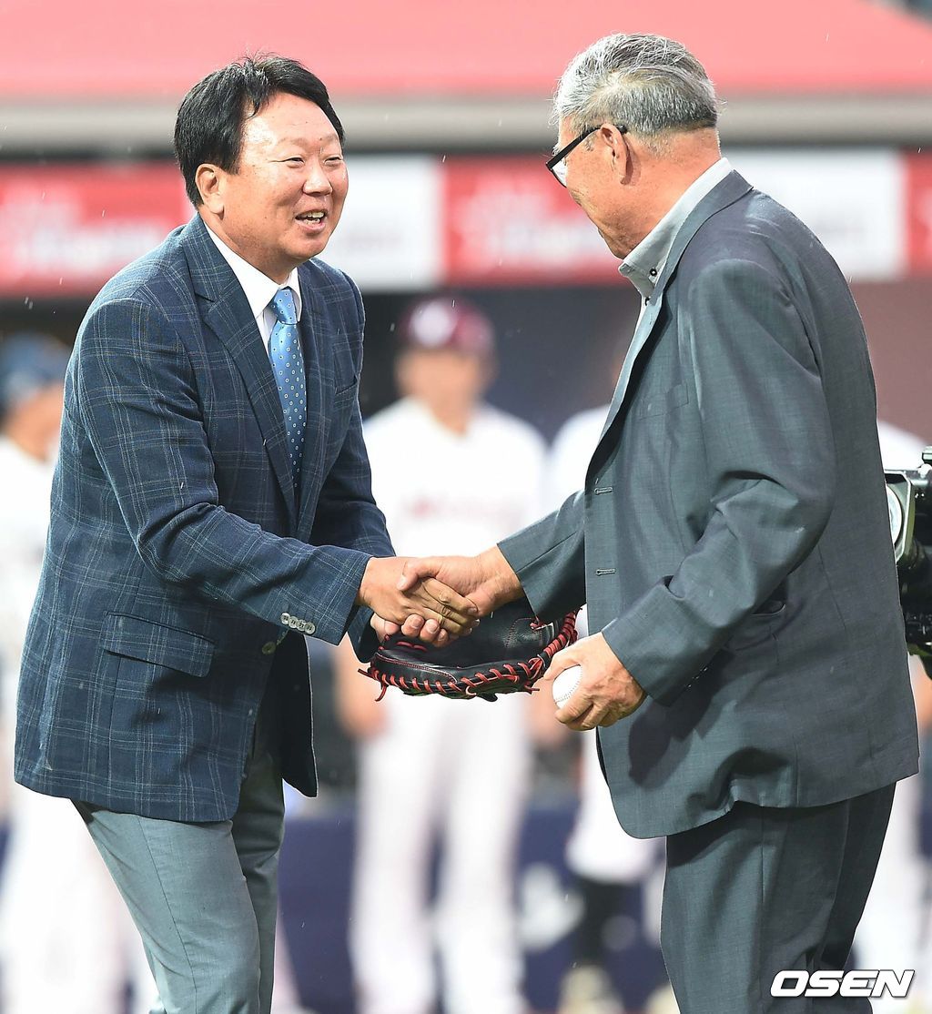 2015년 7월 18일 수원 KT위즈파크에서 열린 2015 KBO리그 올스타전, 경기에 앞서 시구를 마친 김응용 전 감독이 시포를 한 선동열 전 감독과 악수를 하고 있다. /dreamer@osen.co.kr