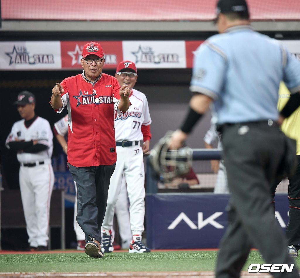 2015년 7월 18일 수원 KT위즈파크에서 열린 2015 KBO리그 올스타전, 1회초 드림올스타 명예 감독으로 나선 김응용 전 감독이 비디오판독을 요청하고 있다. /dreamer@osen.co.kr