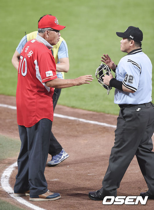 2015년 7월 18일 수원 KT위즈파크에서 열린 2015 KBO리그 올스타전, 1회초 드림올스타 명예 감독으로 나선 김응용 전 감독이 비디오판독을 요청하고 있다. /soul1014@osen.co.kr