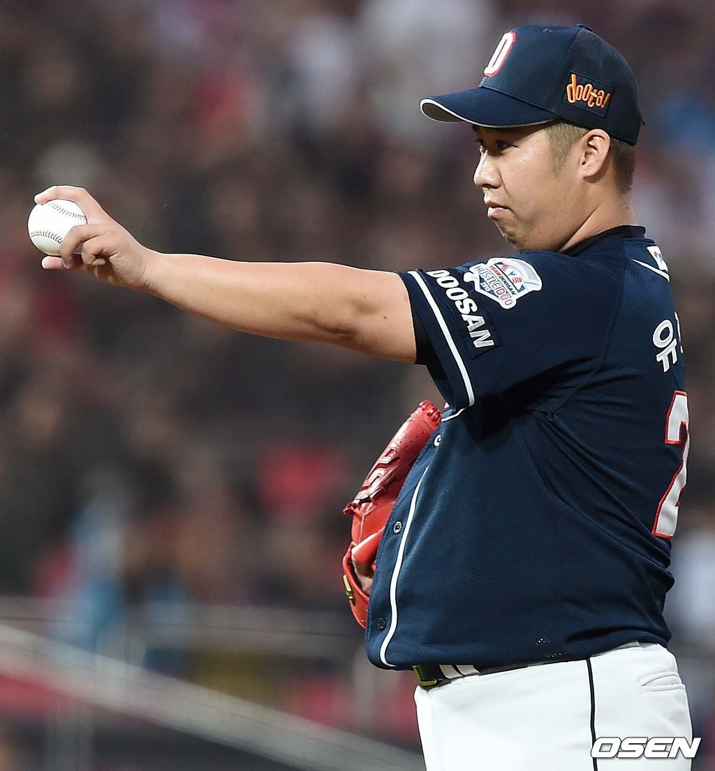 2015년 7월 18일 수원 KT위즈파크에서 열린 2015 KBO리그 올스타전, 1회말 드림올스타 선발투수 유희관이 투구에 앞서 타자를 향해 공을 들어 보이고 있다. /dreamer@osen.co.kr
