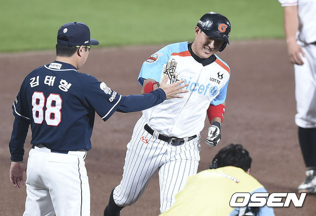 2015년 7월 18일 수원 KT위즈파크에서 열린 2015 KBO리그 올스타전, 9회초 투런 홈런을 친 드림올스타 황재균이 김태형 감독의 축하를 받고 있다. /soul1014@osen.co.kr