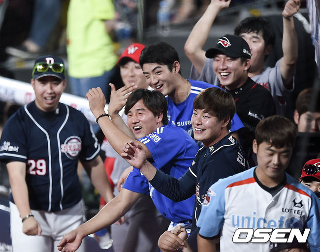 2015년 7월 18일 수원 KT위즈파크에서 열린 2015 KBO리그 올스타전, 9회초 드림올스타 황재균의 투런 홈런 때 더그아웃에서 선수들이 환호하고 있다. /soul1014@osen.co.kr