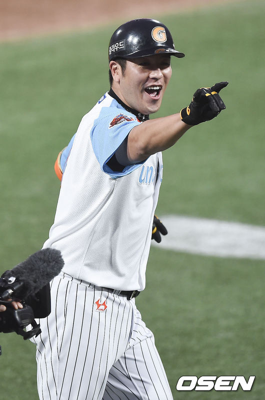 2015년 7월 18일 수원 KT위즈파크에서 열린 2015 KBO리그 올스타전, 2회초 2사에서 드림올스타 강민호가 투런 홈런을 치고 환호하고 있다. /soul1014@osen.co.kr