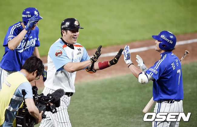 2015년 7월 18일 수원 KT위즈파크에서 열린 2015 KBO리그 올스타전, 2회초 2사에서 드림올스타 강민호가 투런 홈런을 치고 홈에서 동료들의 축하를 받고 있다. /soul1014@osen.co.kr