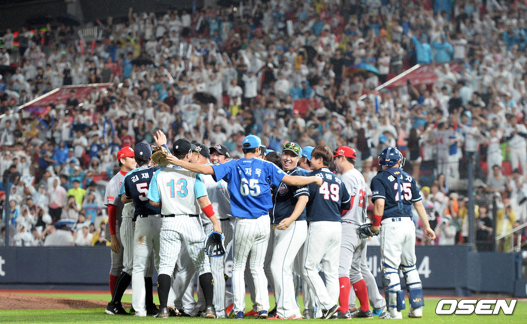 [OSEN=DB] 2015년 7월 18일 수원 KT위즈파크에서 열린 2015 KBO리그 올스타전, 경기 종료 후 드림올스타 선수들이 승리의 기쁨을 나누고 있다. /photo@osen.co.kr