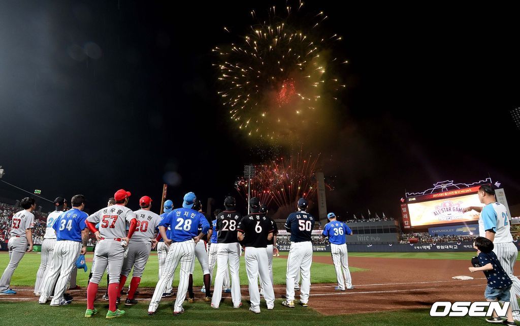 2015년 7월 18일 수원 KT위즈파크에서 열린 2015 KBO리그 올스타전, 경기 종료 후 참가 선수들이 불꽃놀이를 바라보고 있다. /dreamer@osen.co.kr