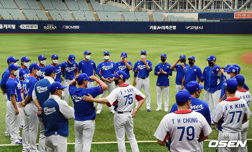 추가 발탁된 오승환이 대표팀 선수단과 인사를 나누고 있다. 2021.07.18 /jpnews@osen.co.kr