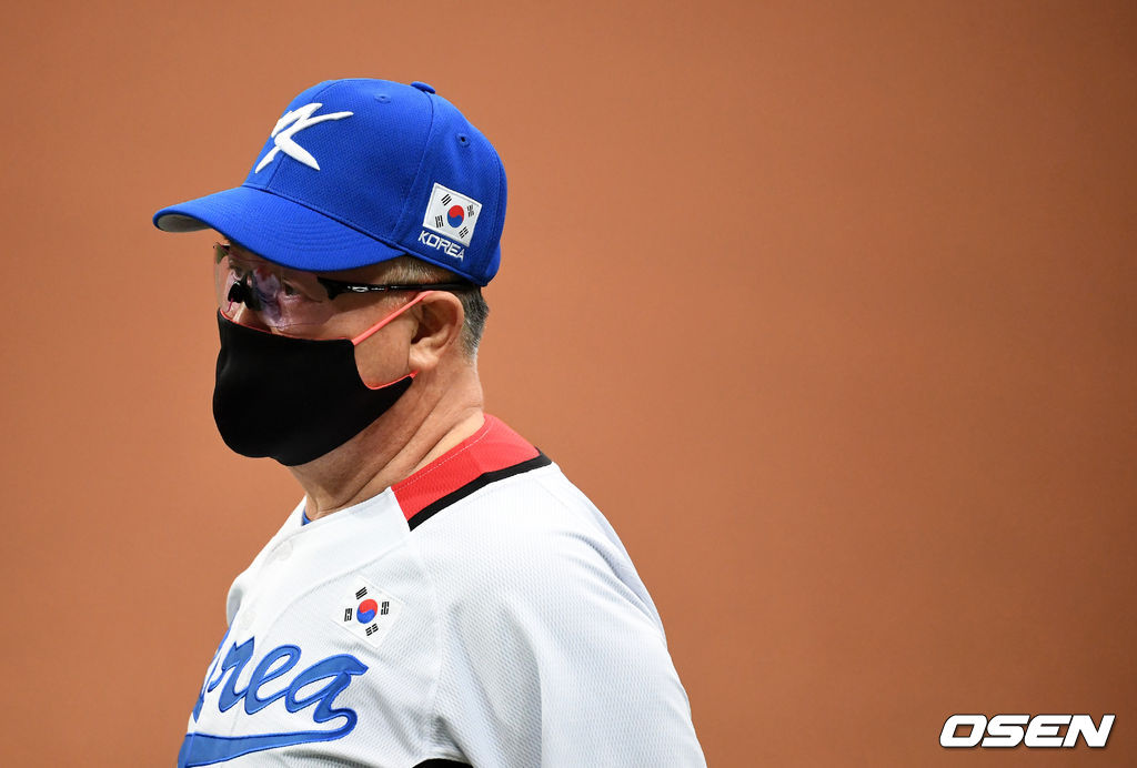 김경문 감독이 훈련을 지켜보고 있다. 2021.07.18 /jpnews@osen.co.kr