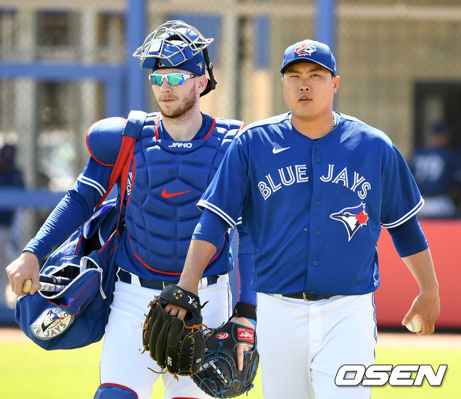 경기 시작을 앞두고 토론토 선발 류현진(오른쪽)과 포수 대니 잰슨이 더그아웃으로 향하고 있다. /dreamer@osen.co.kr