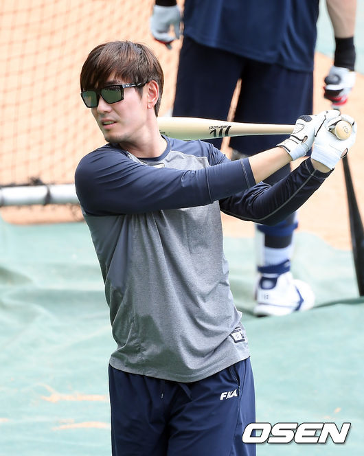 올림픽 브레이크와 함께 신종 코로나바이러스 감염증(코로나19) 여파로 리그가 중단된 가운데 두산 베어스가 18일 오후 서울 잠실구장에서 자체 훈련을 가졌다.두산 김재호가 타격훈련을 하고 있다.  21.07.18  / soul1014@osen.co.kr