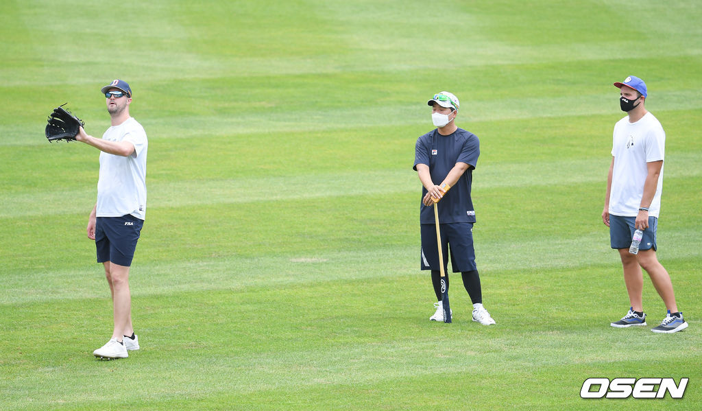 올림픽 브레이크와 함께 신종 코로나바이러스 감염증(코로나19) 여파로 리그가 중단된 가운데 두산 베어스가 18일 오후 서울 잠실구장에서 자체 훈련을 가졌다.두산 로켓이 친동생이 방문한 가운데 롱토스를 하고 있다.  21.07.18  / soul1014@osen.co.kr