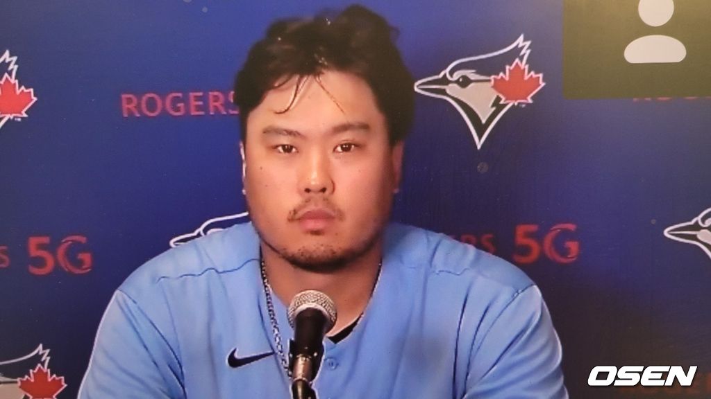 [사진] 토론토 류현진이 19일(한국시간) 세일렌 필드에서 벌어진 텍사스 레인저스와의 더블헤더 1차전을 마친 뒤 곧바로 화상 인터뷰를 진행하고 있다. <토론토 블루제이스 구단 제공 영상 캡처>