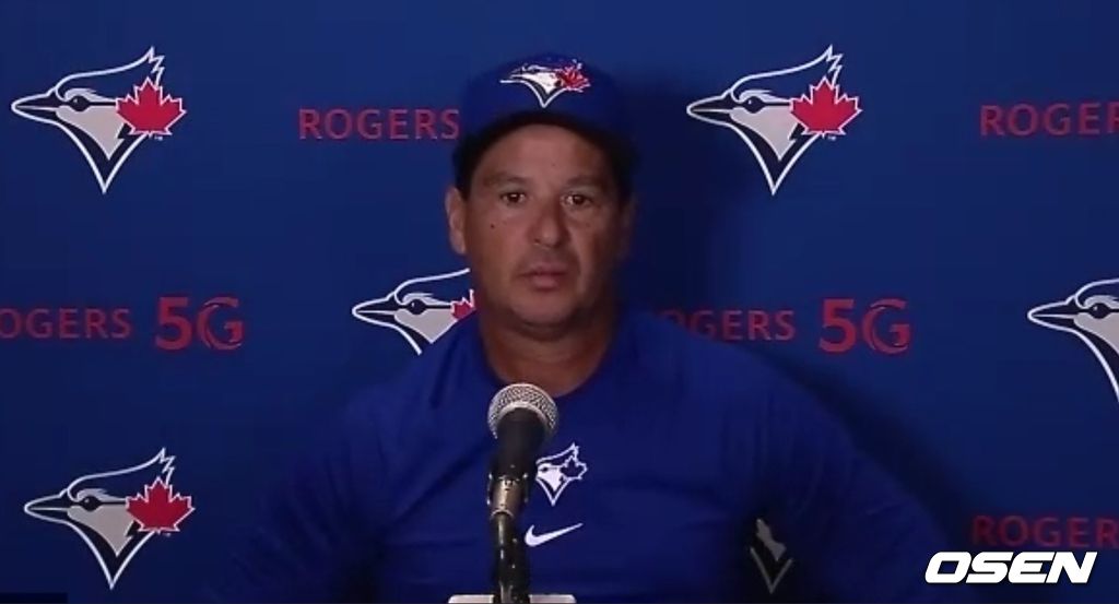 [사진] 찰리 몬토요 토로토 감독이 19일(한국시간) 세일렌 필드에서 열린 텍사스와의 더블 헤더 1, 2차전을 모두 마친 뒤 화상 인터뷰를 진행하고 있다. <토론토 블루제이스 구단 제공 영상 캡처>