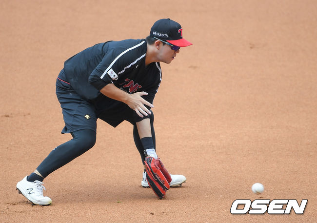 올림픽 브레이크와 함께 신종 코로나바이러스 감염증(코로나19) 여파로 리그가 중단된 가운데 LG 트윈스가 18일 서울 잠실구장에서 자체 훈련을 가졌다. LG 김민성이 수비 훈련을 하고 있다.  21.07.18  / soul1014@osen.co.kr