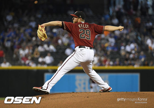 [사진] 켈리는 2021년 7월 19일(한국시간) 미국 애리조나주 피닉스 체이스 필드에서 열린 ‘2021 메이저리그’ 시카고 컵스와 홈경기에서 선발투수로 마운드에 올라 9이닝 동안 2실점을 호투를 펼치고 타선의 6점 지원을 받으며 시즌 6승(7패)째를 올렸다. ⓒGettyimages(무단전재 및 재배포 금지)