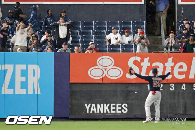 [사진] ESPN은 2021년 7월 19일(한국시간) “양키스타디움 관중석에서 보스턴 레드삭스 좌익수 알렉스 버두고를 향해 야구공을 던진 팬의 메이저리그 경기 관람이 영구 금지됐다”고 전했다. ⓒGettyimages(무단전재 및 재배포 금지)