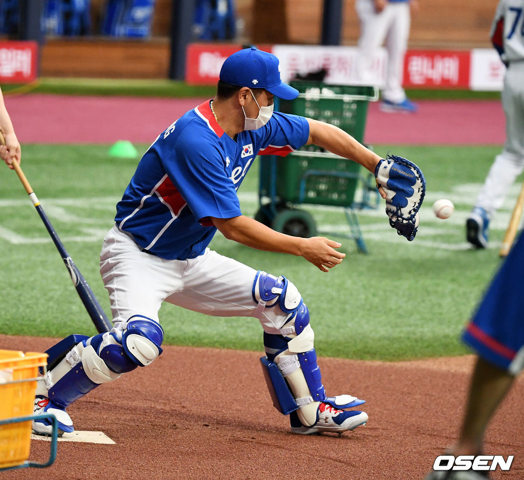 강민호가 수비 훈련을 하고 있다. 2021.07.18 /jpnews@osen.co.kr