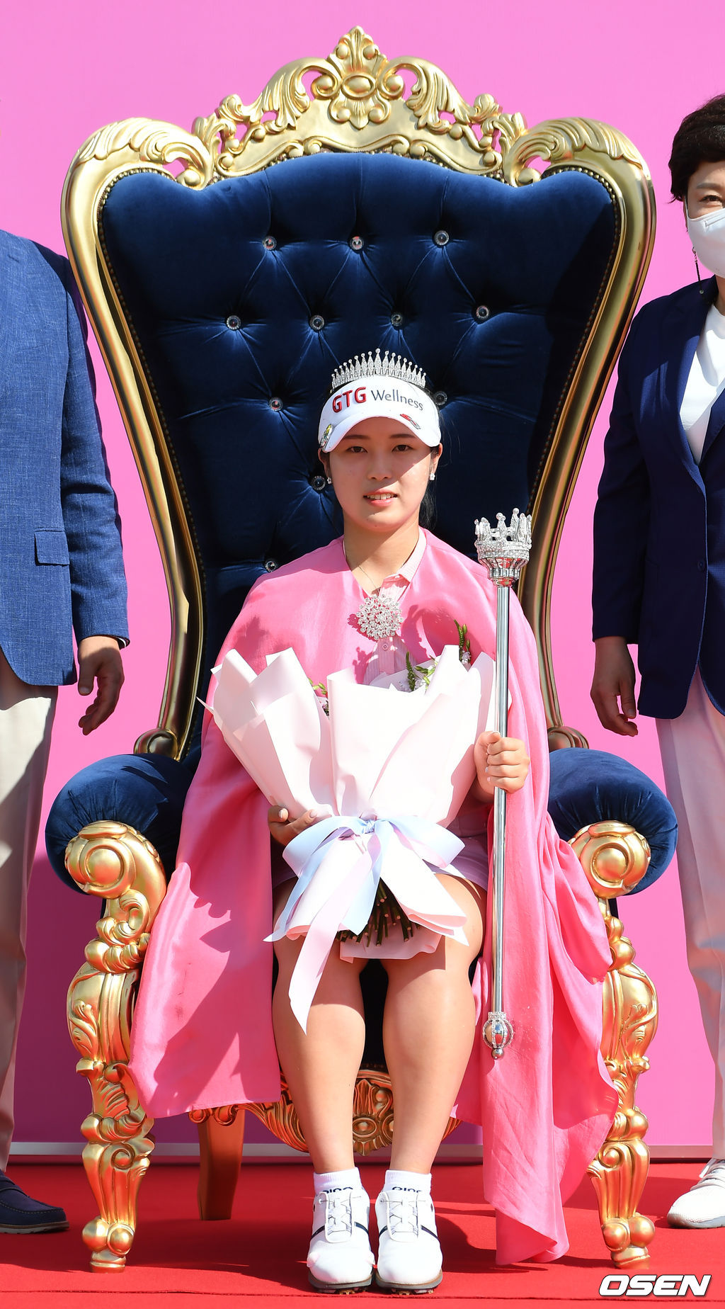 경기 종료 후 전예성이 트로피와 함께 기념촬영을 하고 있다. 2021.07.18 /ksl0919@osen.co.kr