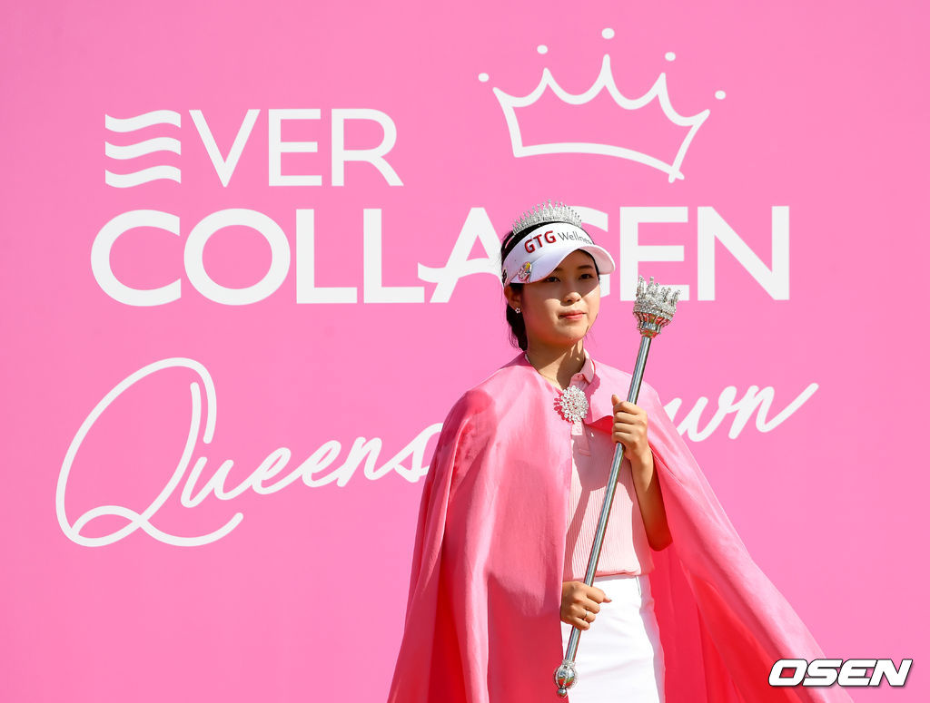 경기 종료 후 전예성이 트로피와 함께 기념촬영을 하고 있다. 2021.07.18 /ksl0919@osen.co.kr