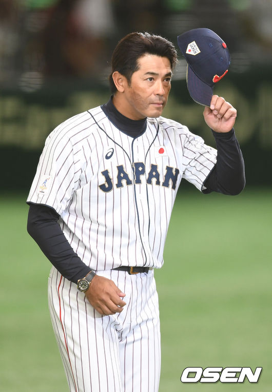 우승을 거머쥔 일본 이나바 아츠노리 감독이 모자를 벗어 인사하고 있다. 