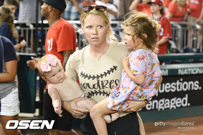 [사진] 여성 관중이 어린 아이 둘을 안고 대피하고 있다. 2021.07.19 ⓒGettyimages(무단전재 및 재배포 금지)