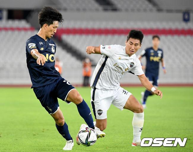 19일 오후 서울 잠실올림픽주경기장에서 ‘하나원큐 K리그2 2021' 21라운드 서울 이랜드 FC와 김천상무의 경기가 열렸다.  전반 서울 유키가 드리블을 하고 있다. 2021.07.19 /ksl0919@osen.co.kr