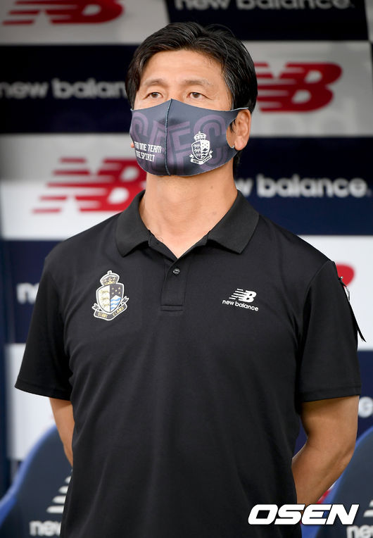 19일 오후 서울 잠실올림픽주경기장에서 ‘하나원큐 K리그2 2021' 21라운드 서울 이랜드 FC와 김천상무의 경기가 열렸다.  경기 시작 전 서울 정정용 감독이 그라운드를 바라보고 있다. 2021.07.19 /ksl0919@osen.co.kr