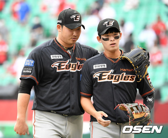 10일 오후 인천 SSG 랜더스필드에서 SSG 랜더스와 한화 이글스의 경기가 열렸다.1회말 1사 2루에서 한화 김민우가 SSG 추신수를 병살타로 처리하고 호수비를 펼친 조한민과 더그아웃으로 가며 이야기를 나누고 있다. 2021.07.10 /sunday@osen.co.kr