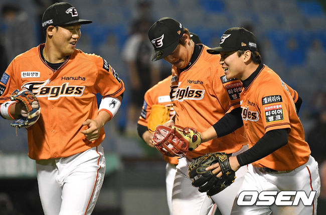 6회초 1사 만루 상황 KT 박경수의 병살타 때 한화 3루수 노시환이 타구를 잡아 3루 포스아웃 후 1루로 송구해 타자주자도 아웃시켰다. 더그아웃으로 향하며 정은원-하주석과 대화 나누는 노시환(가운데). / dreamer@osen.co.kr