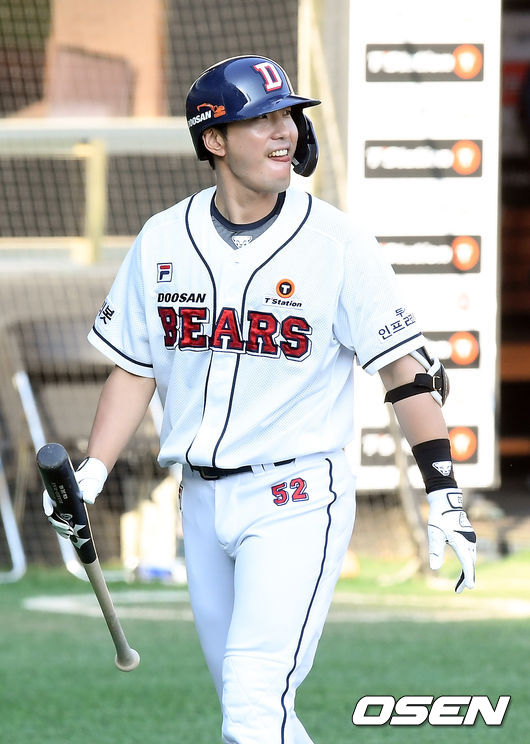 3회말 1사 두산 김재호가 롯데 박세웅에게 삼진을 당한 뒤 아쉬워하고 있다. /cej@osen.co.kr