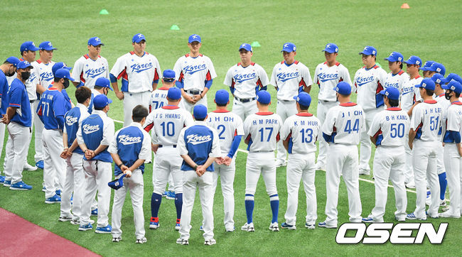 17일 오후 서울 고척스카이돔에서 도쿄올림픽에 출전하는 야구대표팀의 공식훈련이 진행됐다.김경문 감독이 선수들과 이야기를 나누고 있다.  21.07.17 / soul1014@osen.co.kr