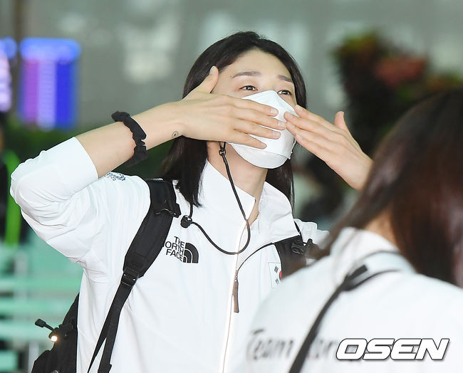 여자배구 대표팀이 출국준비를 할때 김연경이 팬들에게 손 키스를 날리고 있다. 2021.07.20 / rumi@osen.co.kr