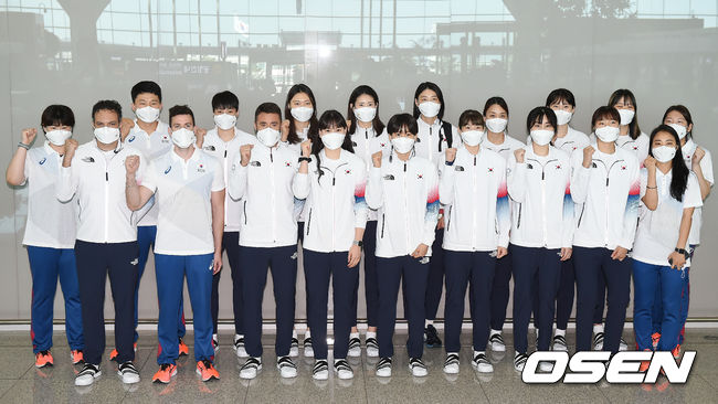 여자배구 대표팀이 출국을 하며 단체 포토타임을 갖고 있다. 2021.07.20 / rumi@osen.co.kr