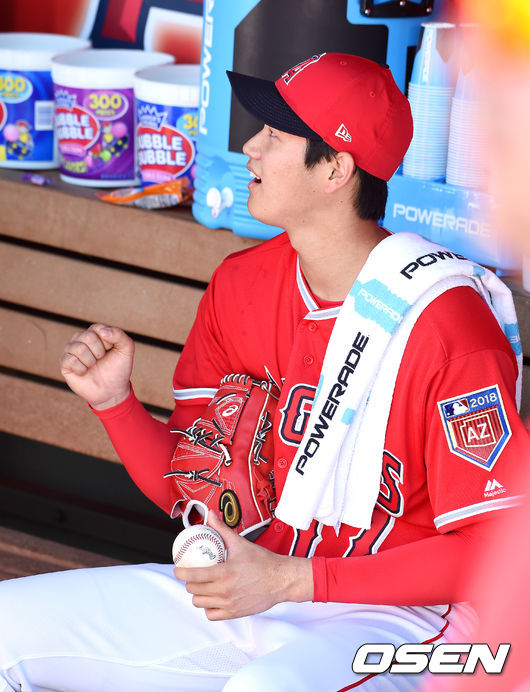 에인절스 선발 오타니가 더그아웃에서 경기를 준비하고 있다. /jpnews@osen.co.kr