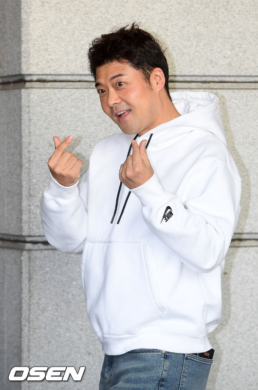 전현무가 녹화장으로 이동하며 포즈를 취하고 있다./rumi@osen.co.kr