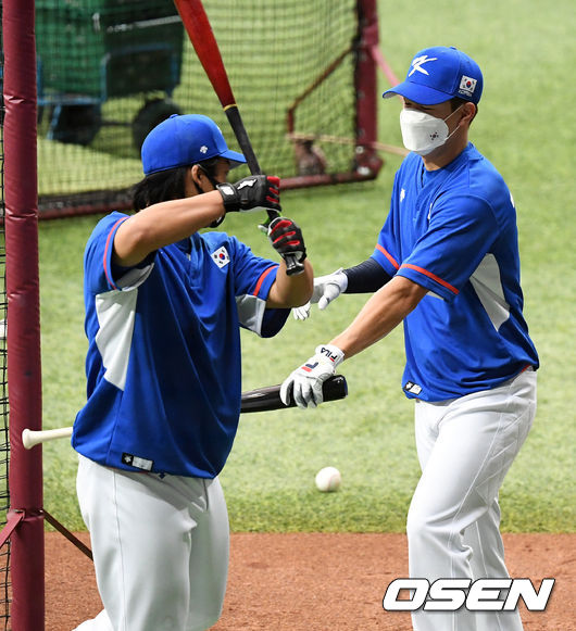 박건우, 강백호가 타격 훈련을 하며 이야기를 나누고 있다. 2021.07.18 /jpnews@osen.co.kr