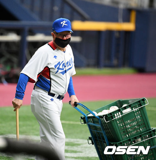 김경문 감독이 훈련을 준비하고 있다. 2021.07.18 /jpnews@osen.co.kr